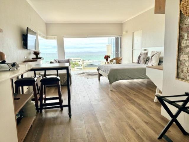 Small Bay Beach Suites ケープタウン エクステリア 写真